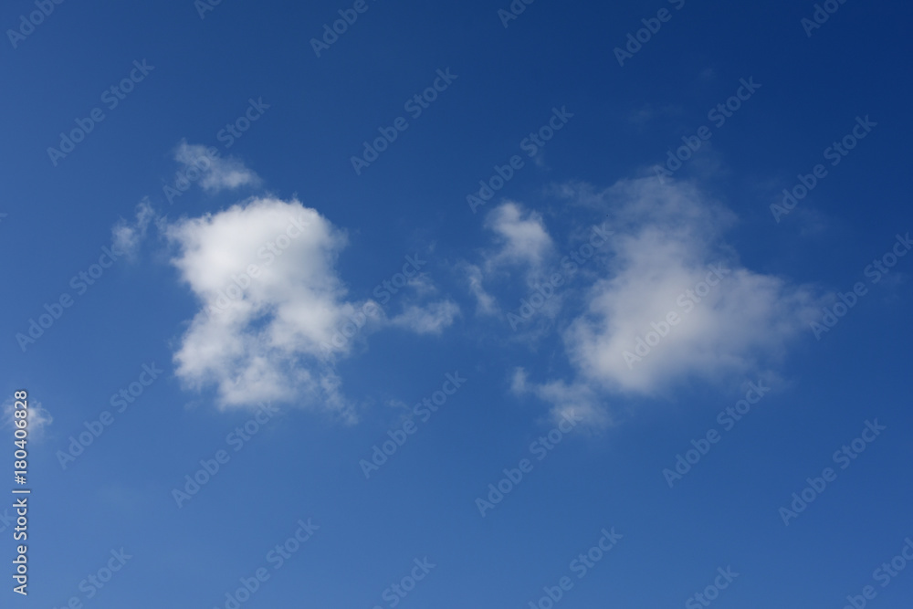 Obraz premium 青空と雲「空想・雲のモンスターたち」（上を見上げる、空から何かが迫ってくる、待ち受けるなどのイメージ）