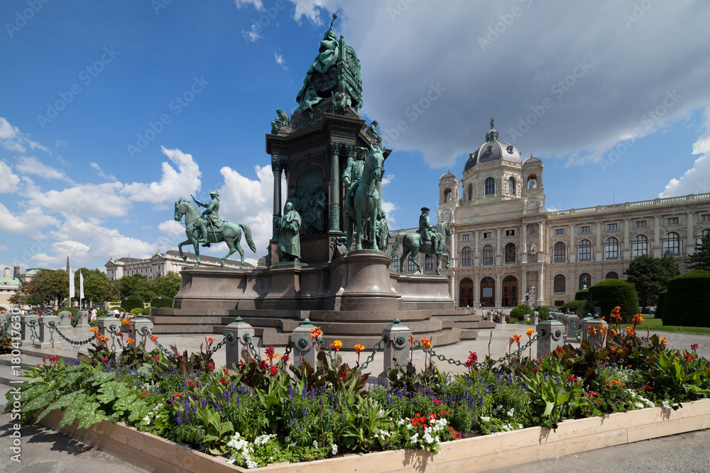 Fototapeta premium Empress Maria Theresa Monument in Vienna, Austria