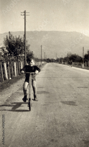 FOTO ANTICA CON BAMBINO SUL MONOPATTINO