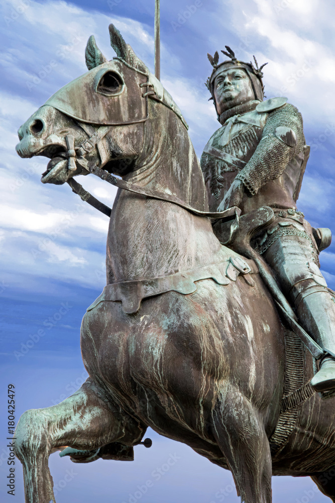 Dinan. Statue équestre de Du Guesclin. Côtes d’Armor. Bretagne Dinan. Statue équestre de Du Guesclin. Côtes d’Armor. Bretagne