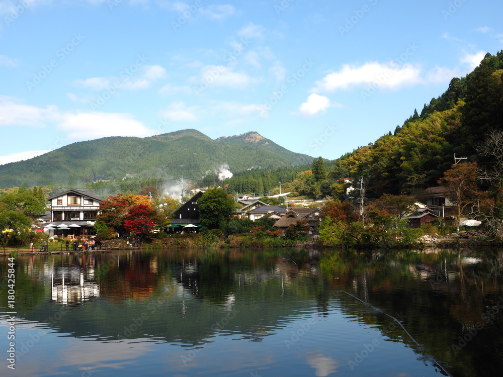 Fototapeta premium 湯布院の秋 金鱗湖