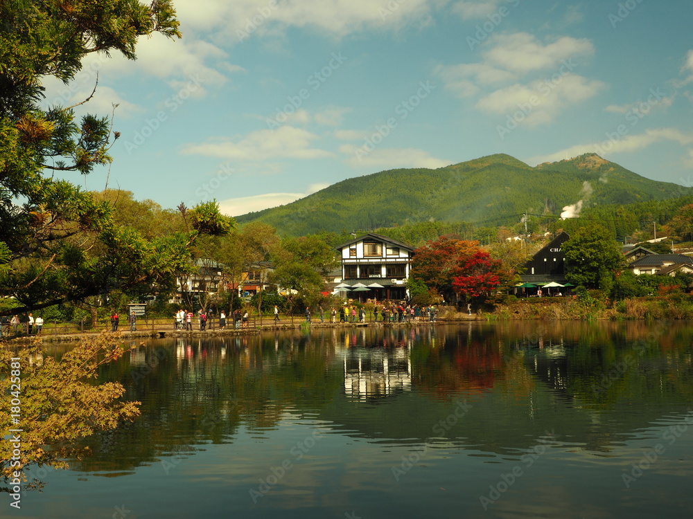 Fototapeta premium 湯布院の秋 金鱗湖