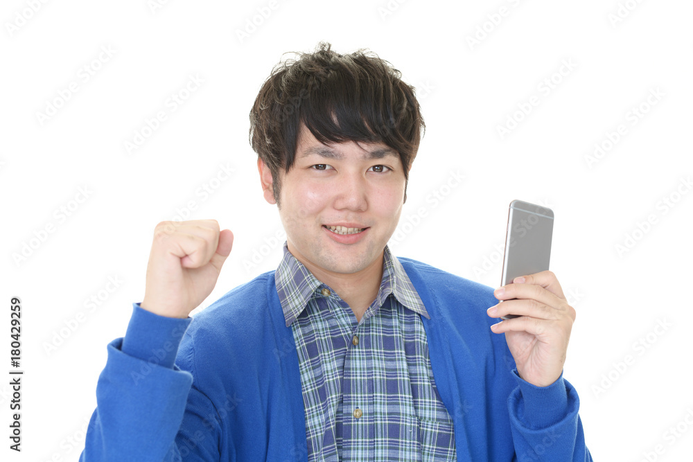 スマートフォンを持つ笑顔の男性 スマートフォンを持つ笑顔の男性