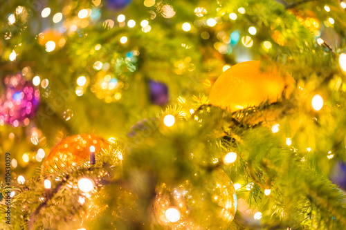 Weinachtskugeln am Weihnachtsbaum mit Beleuchtung