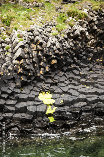piedras  de basalto en la cueva de Fingal en la isla de Staffa en Escocia. photo