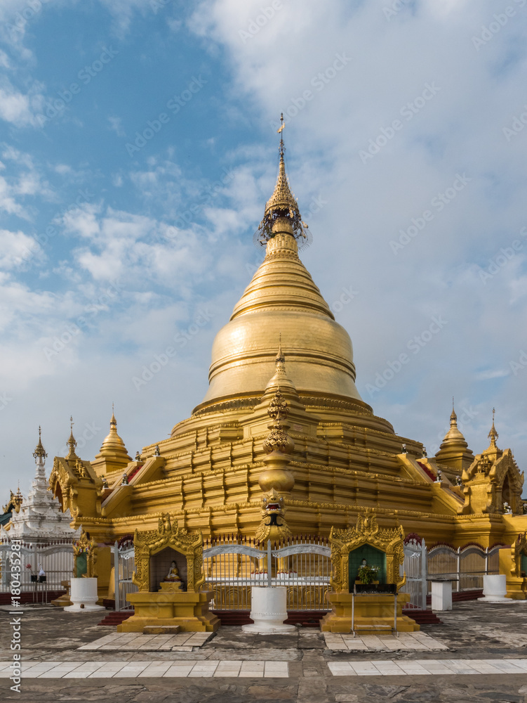 Fototapeta premium The Kuthodaw Pagoda, Mandalay, Myamar