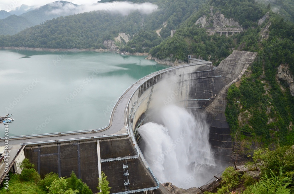 富山県 立山黒部アルペンルート 黒部ダム Japan Toyama Tateyama Kurobe Alpine Route Kurobe Dam Stock 写真 Adobe Stock