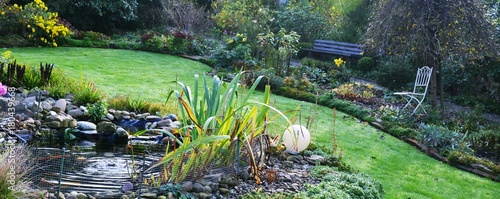 Fototapeta Naklejka Na Ścianę i Meble -  Gartenanlage im Herbst Panorama