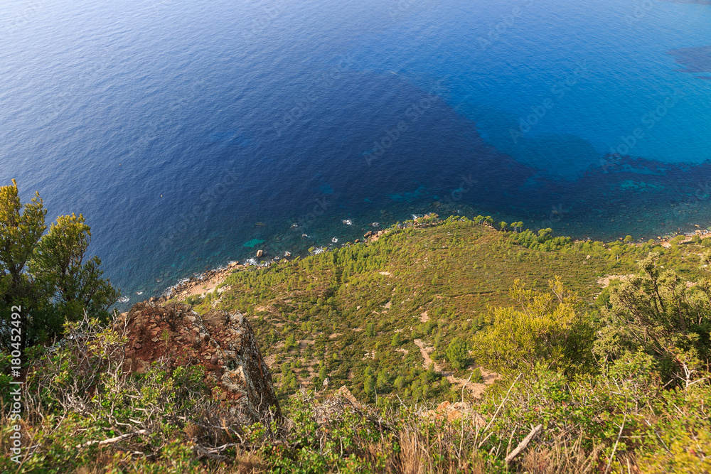 La mer méditerranée prêt de Cassis vu du haut de la falaise du cap canaille en provence