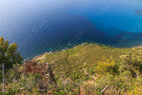La mer méditerranée prêt de Cassis vu du haut de la falaise du cap canaille en provence
