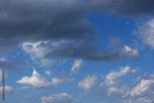 青空と雲「空想・雲のモンスターたち（現れ始めたモンスターたちのイメージ）」（現れ始めた、多種多様なイメージなど）