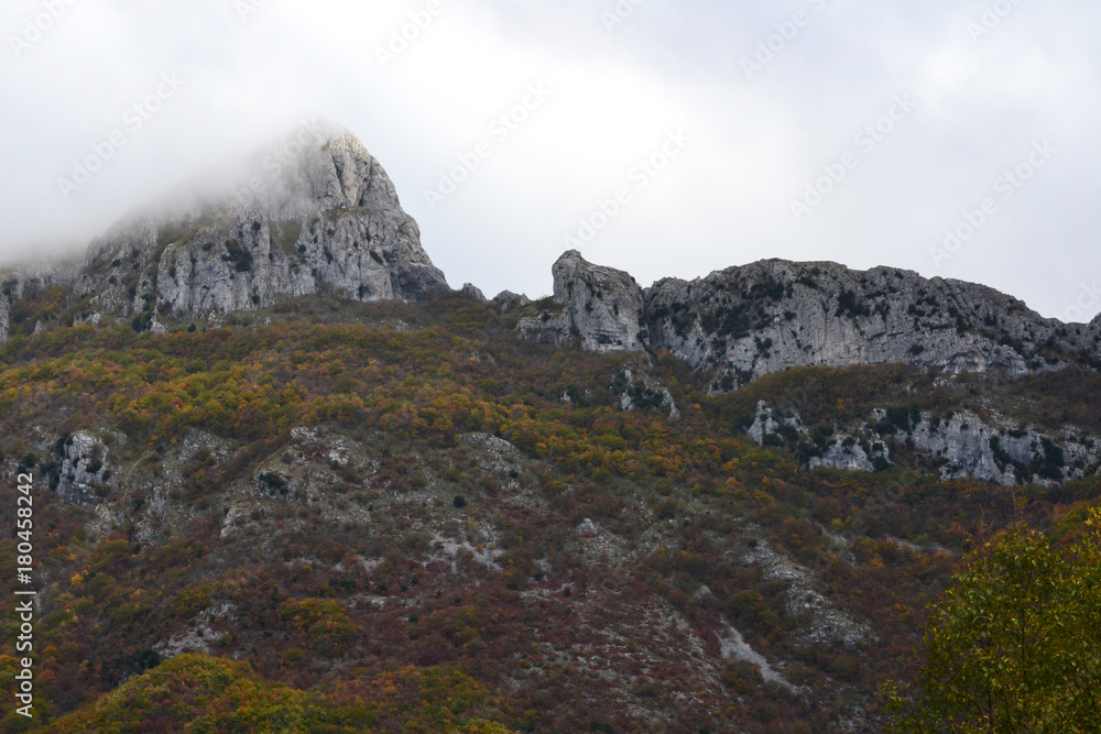 Nebelverhangener Berg im Apennin - Italien