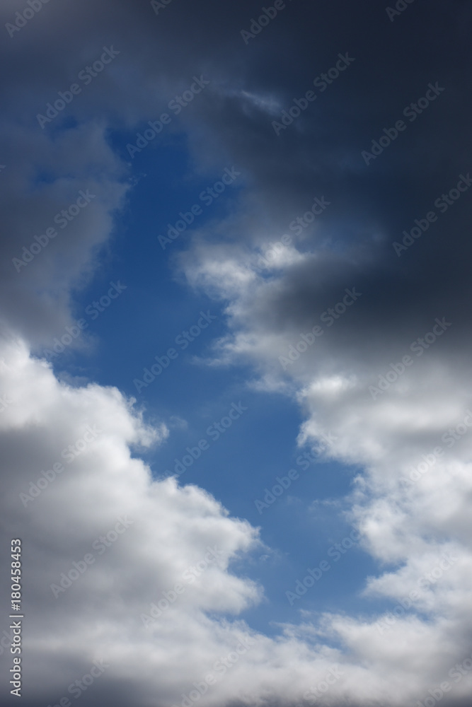 Obraz premium 雲間の向こうに見える青空「空想・雲のモンスター」