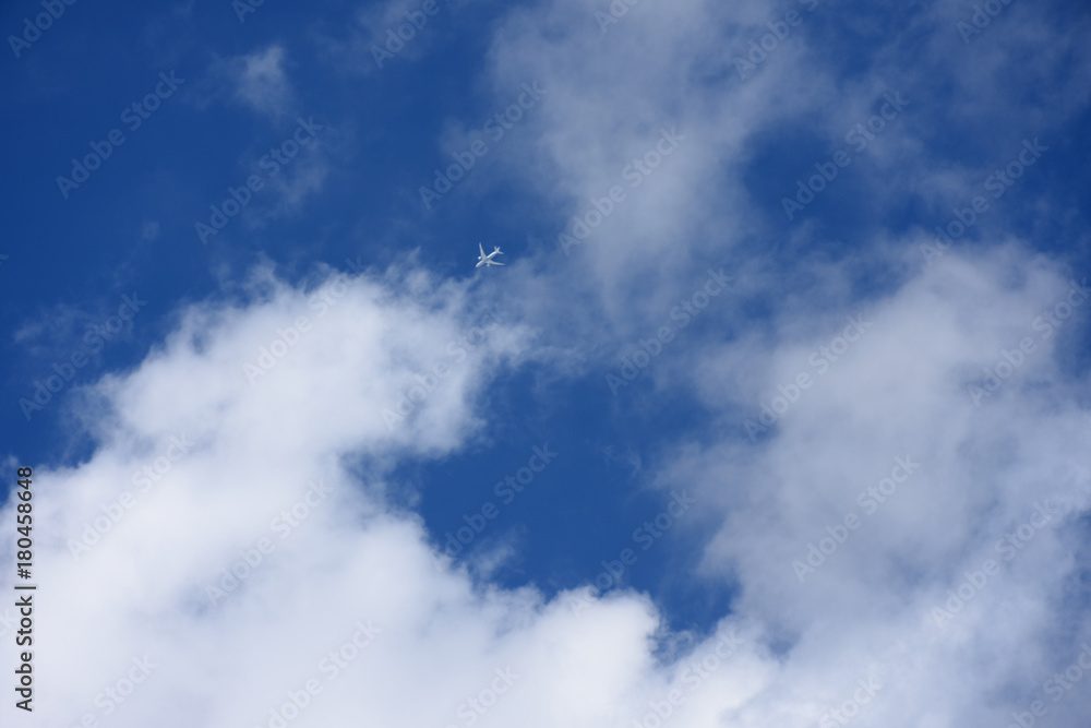 Obraz premium 飛行機と青空と雲「空想・雲のモンスターたち」（成功を見守る、見つめる、旅立ち、未来などのイメージ）