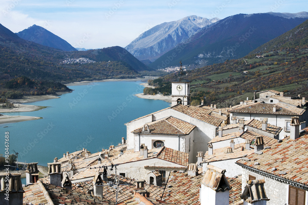 Obraz premium The town of Villetta Barrea that overlooks the namesake lake, at the foot of Mattone Mount, in the National Park of Abruzzo.