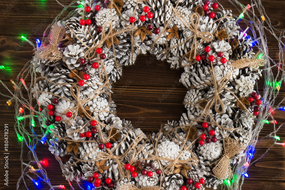 Naklejka premium Christmas wreath decorated