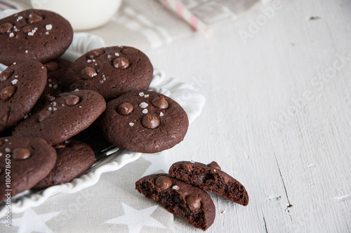 Dark chocolate cookies and milk