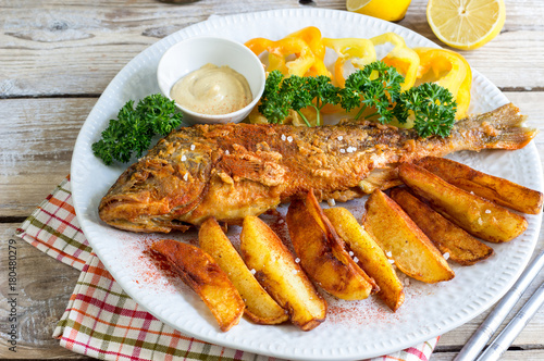 crispy fish with potatoes chips