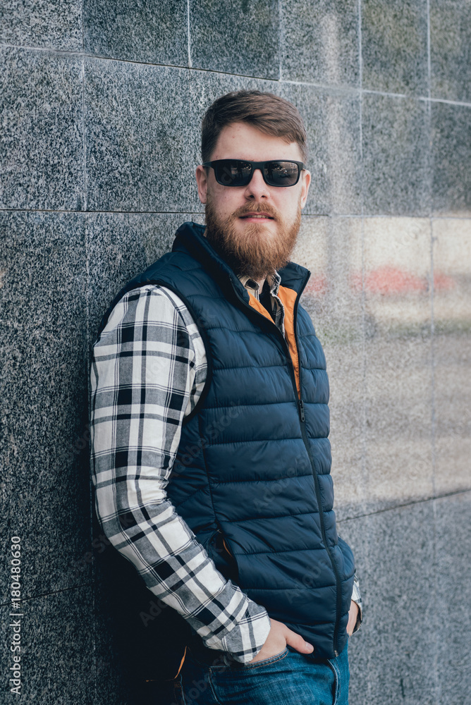 Obraz premium Handsome bearded man in casual clothes posing on camera