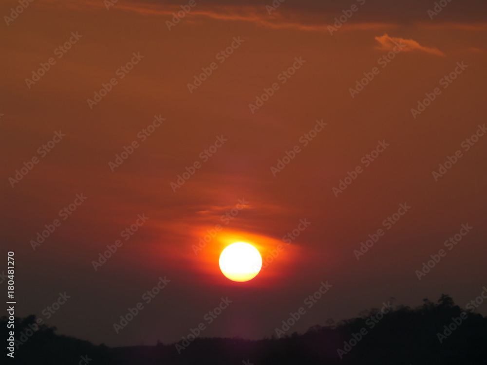 Obraz premium Beautiful red and orange color of the sky with the setting golden sun, North Eastern Thailand
