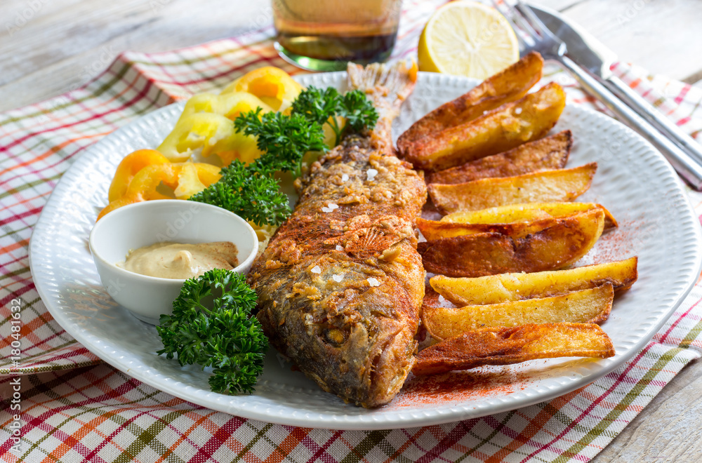 crispy fish with potatoes chips crispy fish with potatoes chips