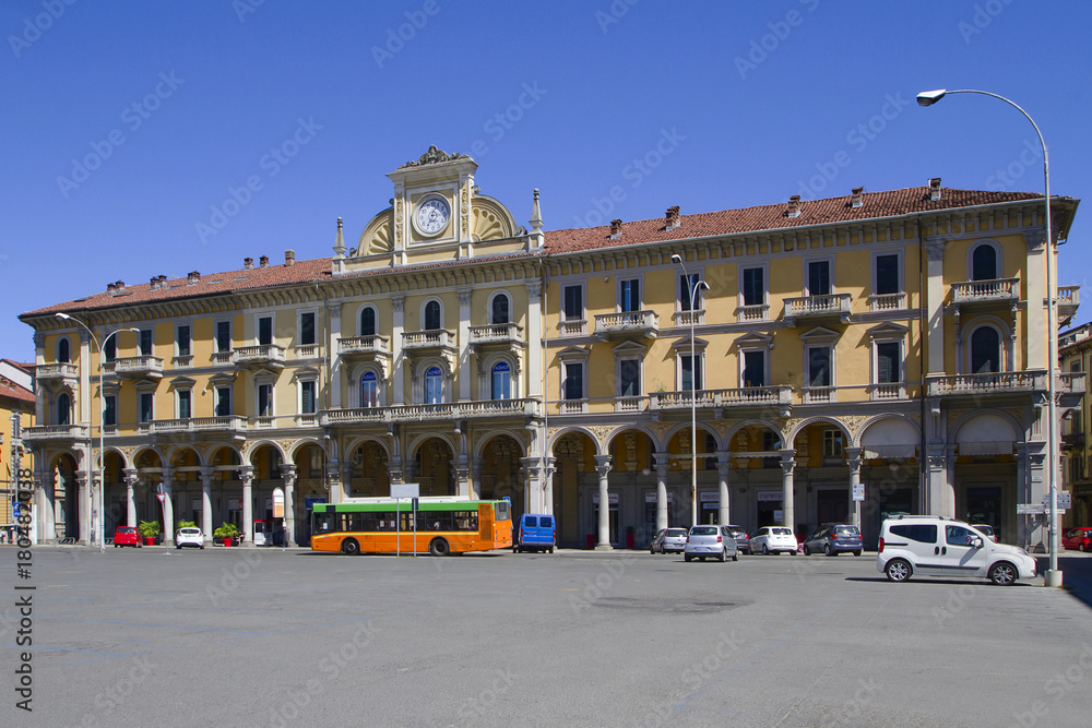 Obraz premium Alessandria Piazza Garibaldi con Palazzo Piemonte Italy Palace in Garibaldi Square in Alessandria Piedmont Italy 