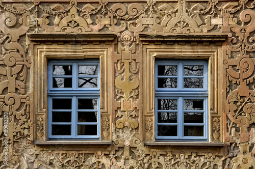 Fototapeta Naklejka Na Ścianę i Meble -  Okna zabytkowego budynku