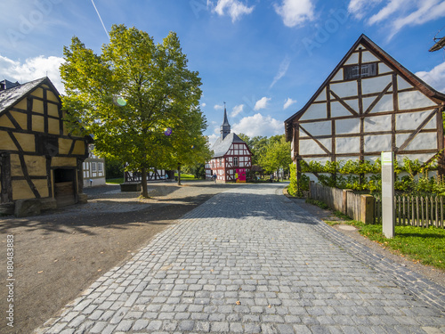 Nachgebildete Fachwerkhäuser mit Dorfkirche im Freilichtmuseum Hessenpark, Neu Anspach, Hessen, Deutschland