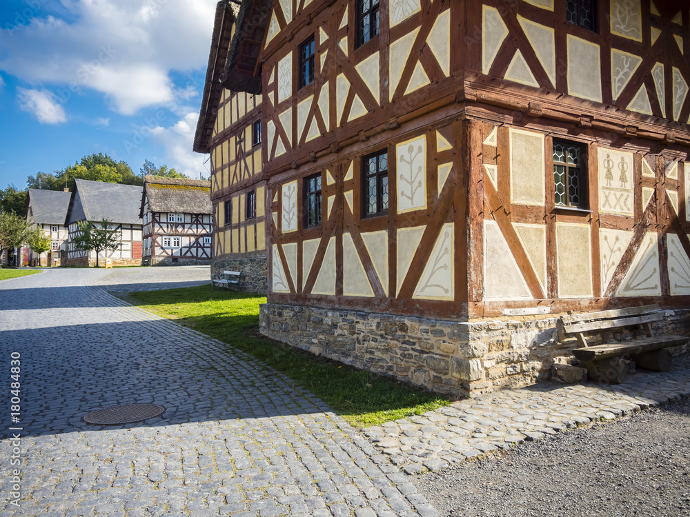 Eine Reihe nachgebildeter Fachwerkhäuser im Freilichtmuseum Hessenpark, Neu Anspach, Hessen, Deutschland