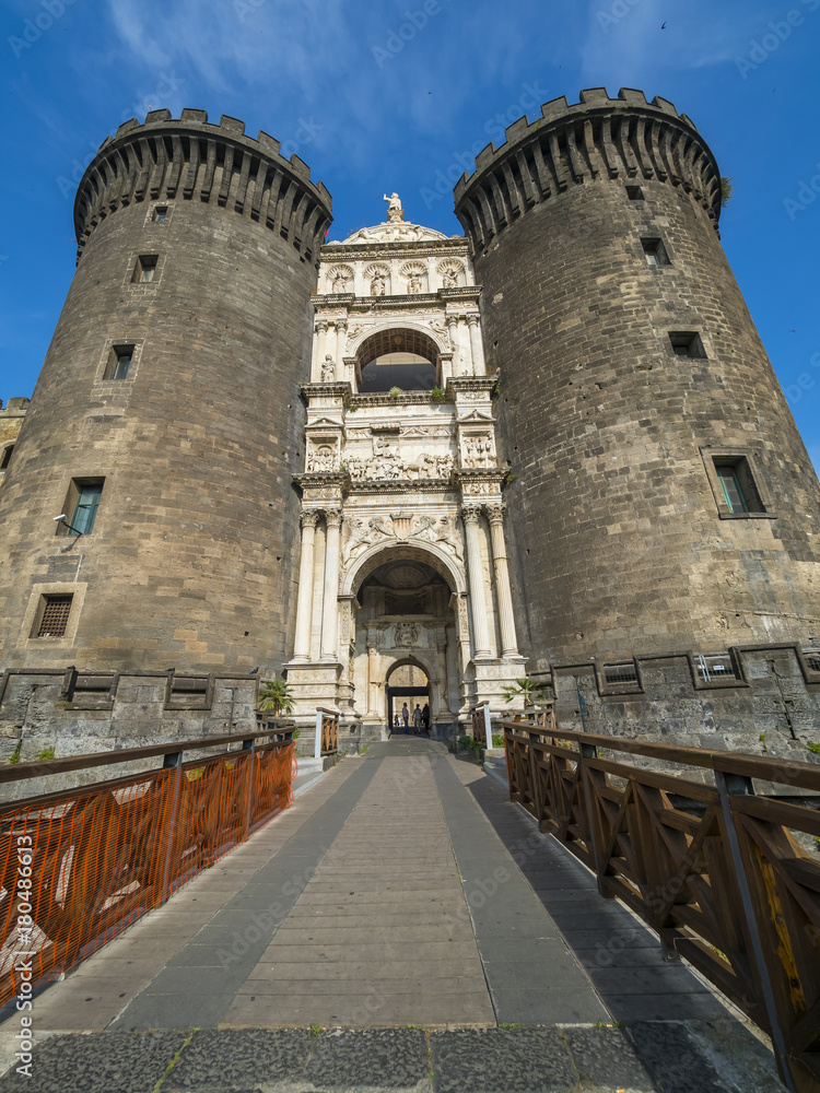 Das Castel Nuovo an der Via Vittorio Emanuele III, Neapel, Kampanien, Italien