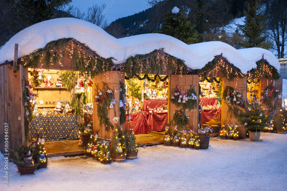 Weihnachtsmarkt in Bayern mit romantischen Holzbuden im Schnee