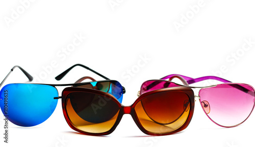 Grupa piękni okulary przeciwsłoneczni odizolowywający na białym tle