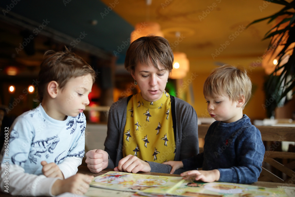 Obraz premium Family choosing dishes