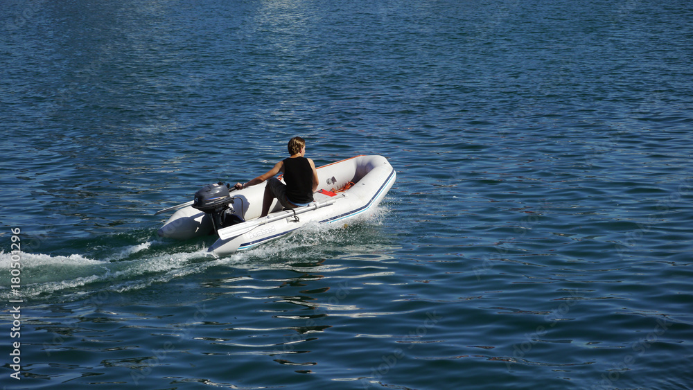 Naklejka premium Inflatable boat sailing