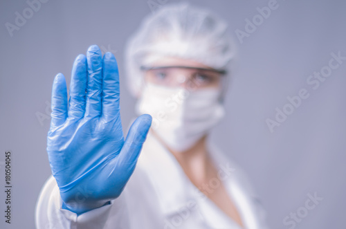 Ótimo conceito de quarentena, infecção, médico fazendo sinal de pare.