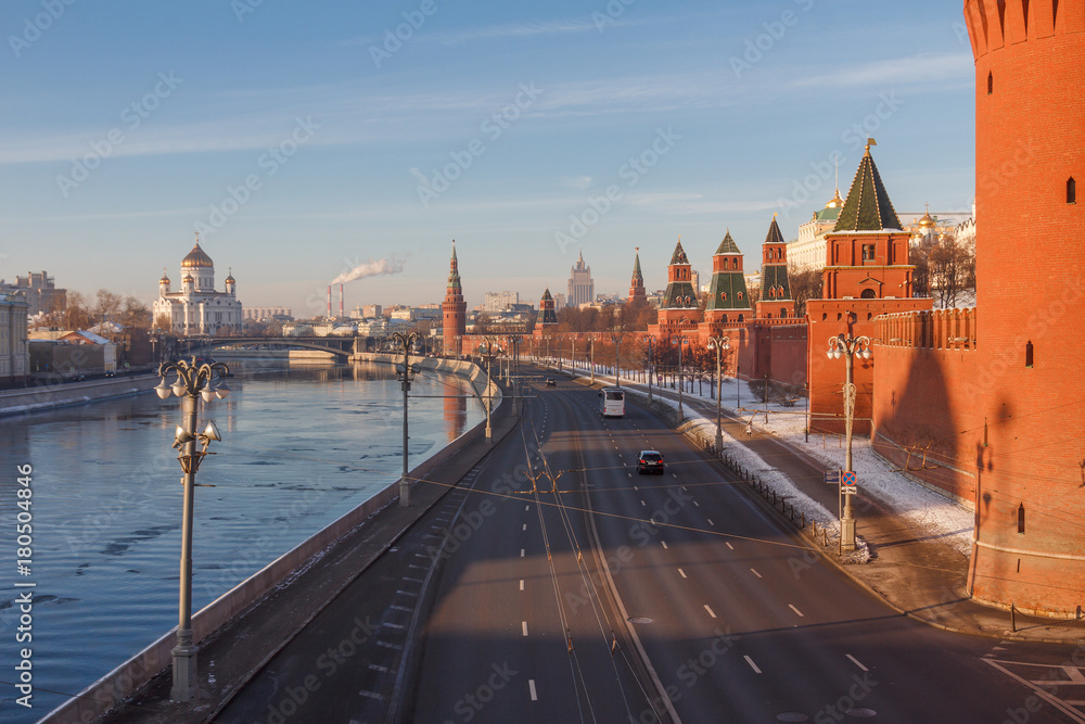 Obraz premium Moscow on a winter morning. View from the Moskvoretsky bridge on the river and the Kremlin, towards the Cathedral of Christ the Savior