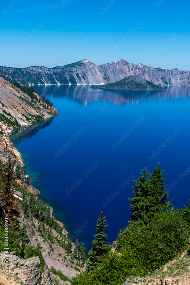 Obraz premium Blue Waters Along the Shore of Crater Lake