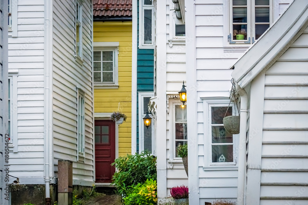 Obraz premium Traditional white houses in the old part of Bergen