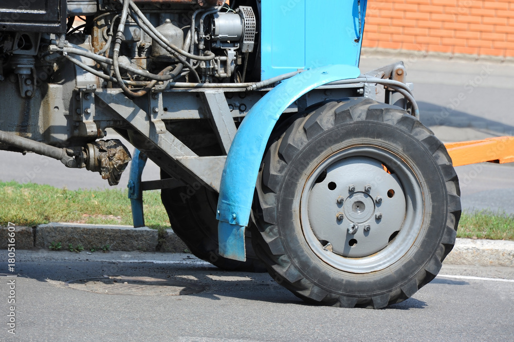 Tractor engine and wheel Tractor engine and wheel