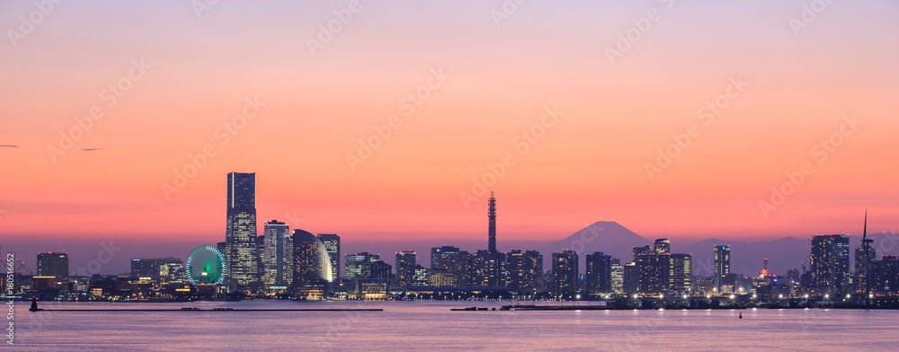 横浜市鶴見区大黒町から夕焼けのみなとみらいと富士山
