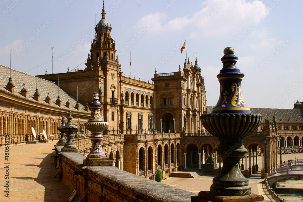 Plaza España de Sevilla, Andalucia. La Plaza es un conjunto arquitectónico enclavado en el Parque de María Luisa y fue proyectado por el arquitecto Aníbal González