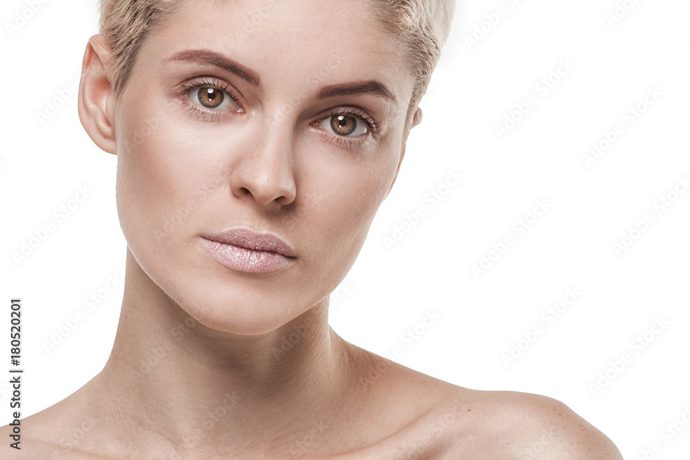 Obraz premium Portret dziewczyny blondynka krótkie włosy w studio.