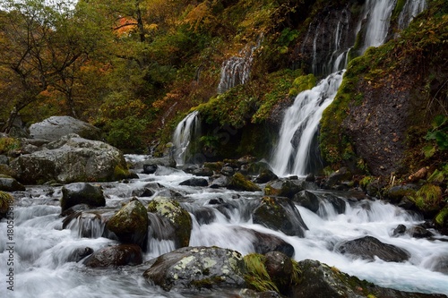 秋の渓流と滝