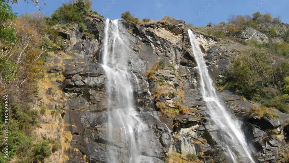 Grande cascata sulle Alpi in Lombardia Grande cascata sulle Alpi in Lombardia