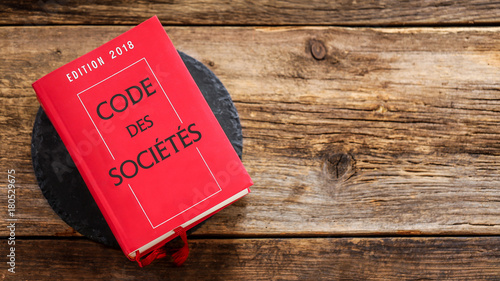 Фотография Code des sociétés 2018 (sur fond bois)