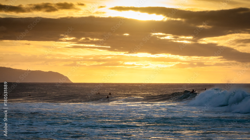 Obraz premium Scenic seascape sunset at Banzai Pipeline beach on North Shore of Oahu, Hawaii, USA.