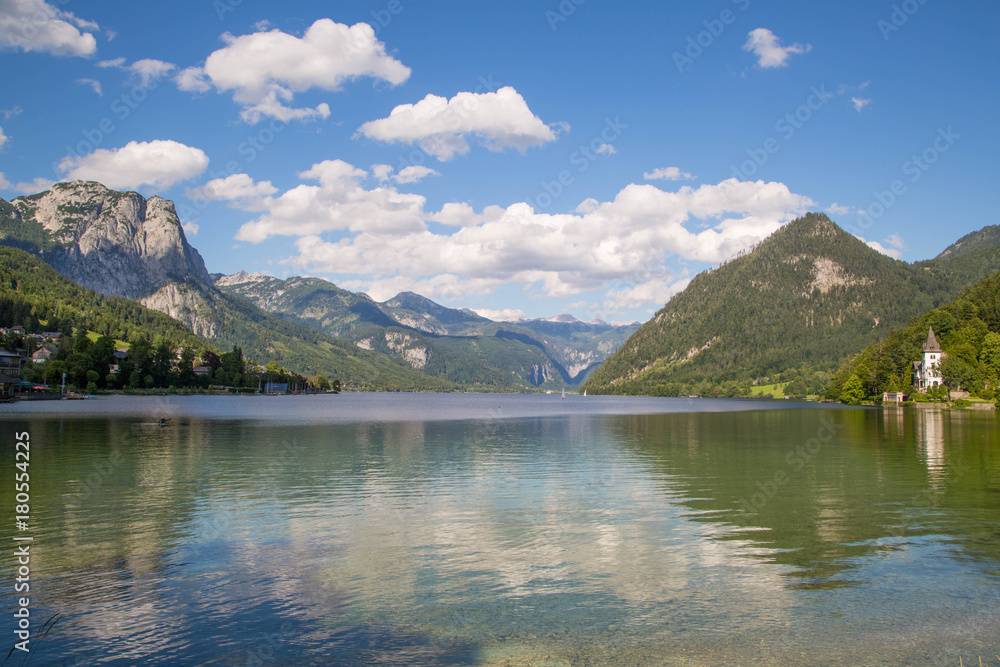 Idyllischer Bergsee am Morgen mitten in den Alpen Idyllischer Bergsee am Morgen mitten in den Alpen