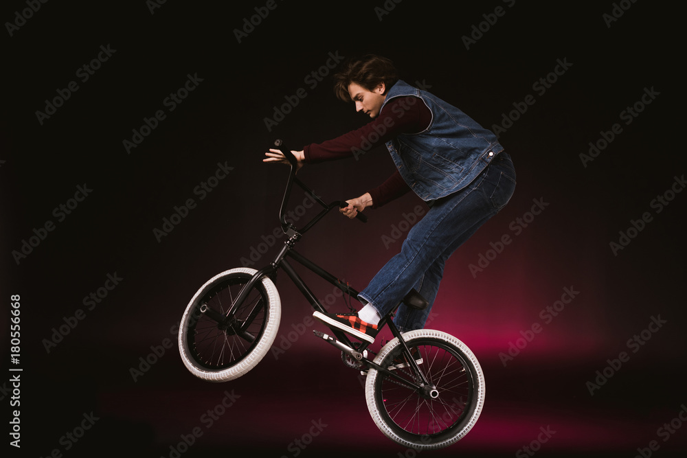 Obraz premium bmx cyclist performing stunt