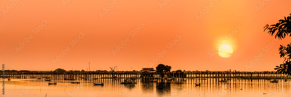 Obraz premium The silhouette of U Bein Bridge, the oldest and longest teakwood bridge in the world across the Taungthaman Lake, Amarapura, Myanmar