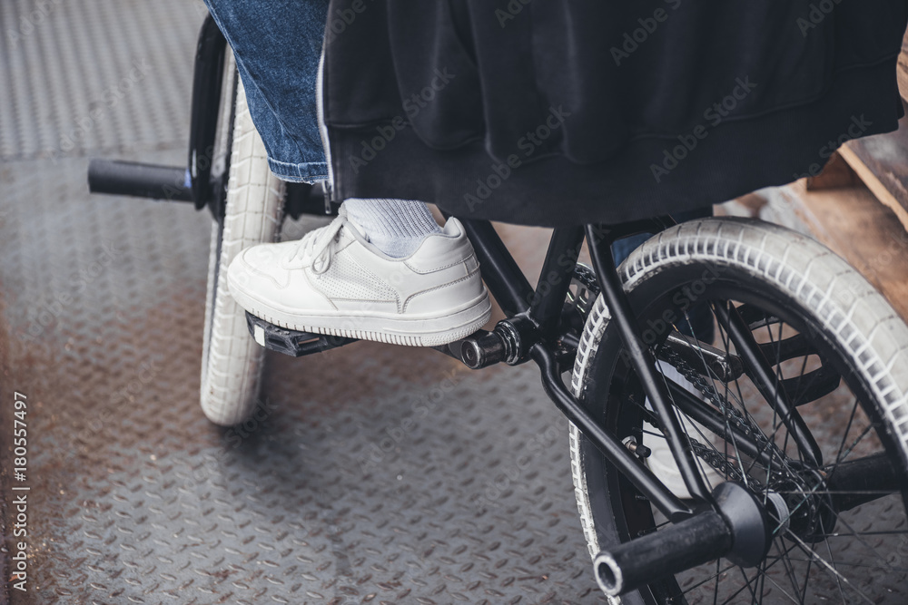 Obraz premium boy with bmx bicycle